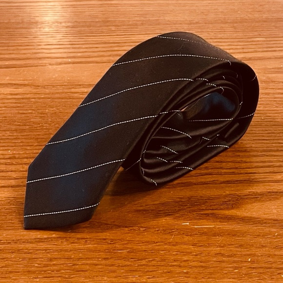 👔🔥 Skinny Black Tie With White Pinstripe - Picture 5 of 5